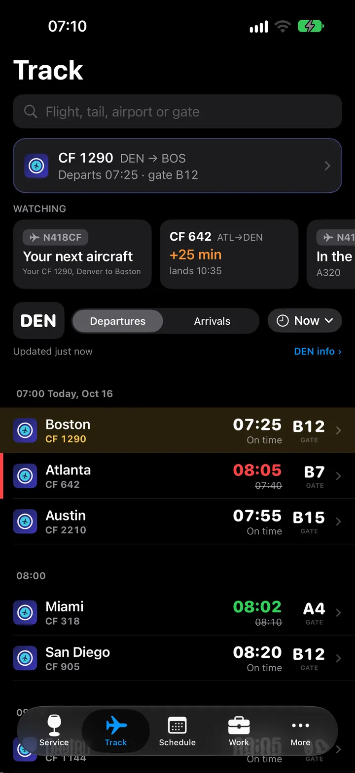 CabinFlow airport board: departures with gates, delays in red, early in green, a cancellation